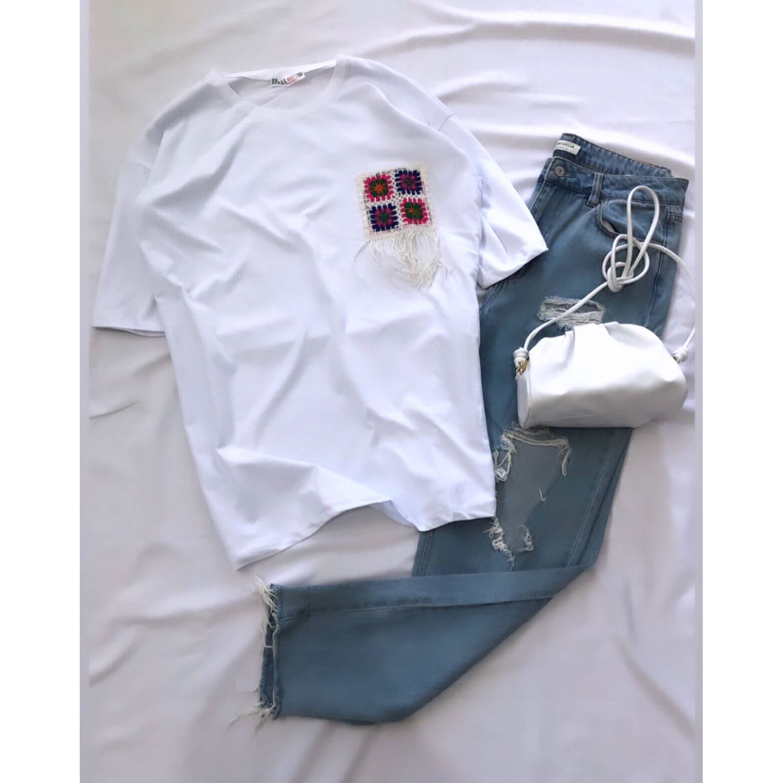 Beyaz Püskül Cep Detay Tişört