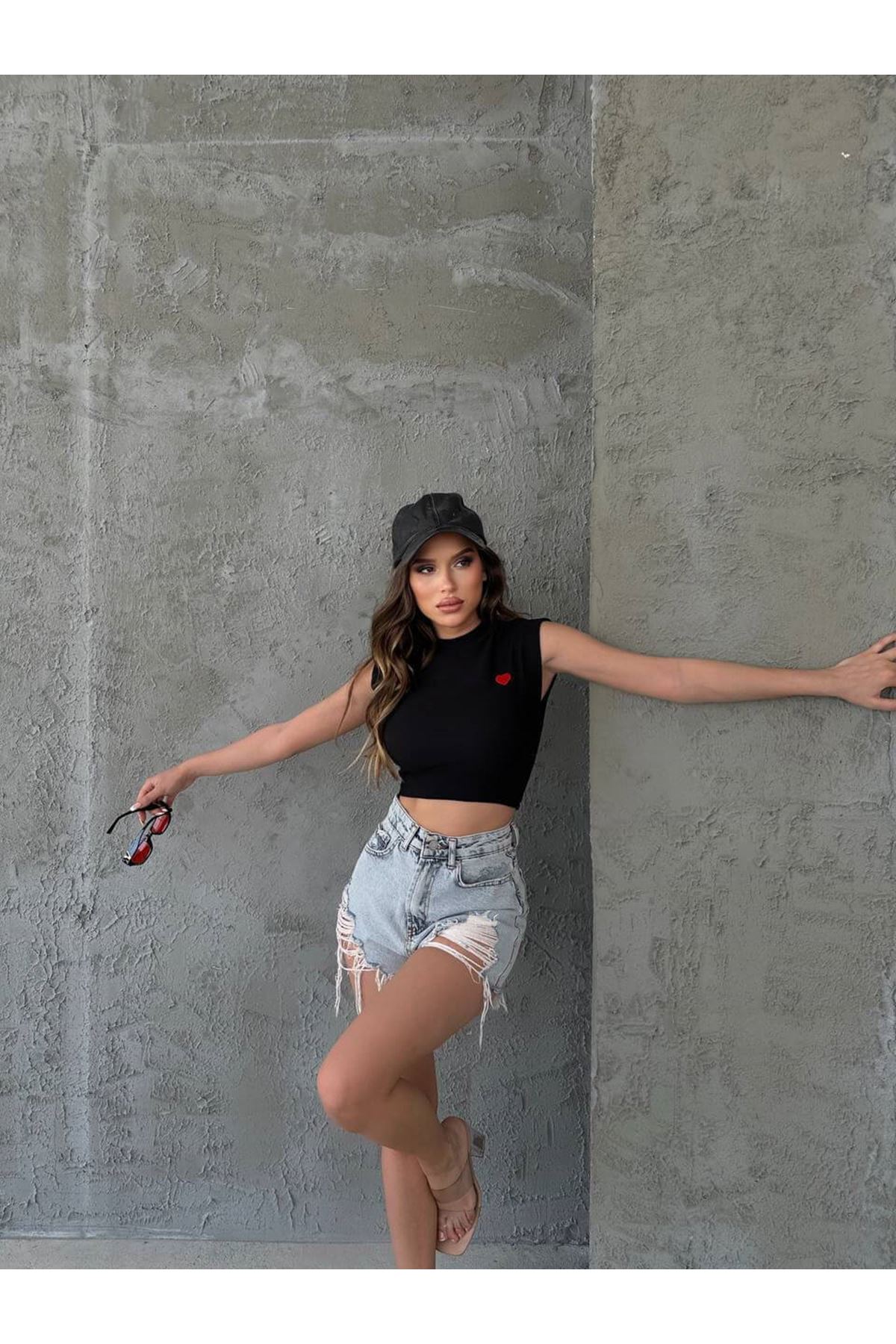 Siyah Kalp Nakış Detay Kolsuz Crop