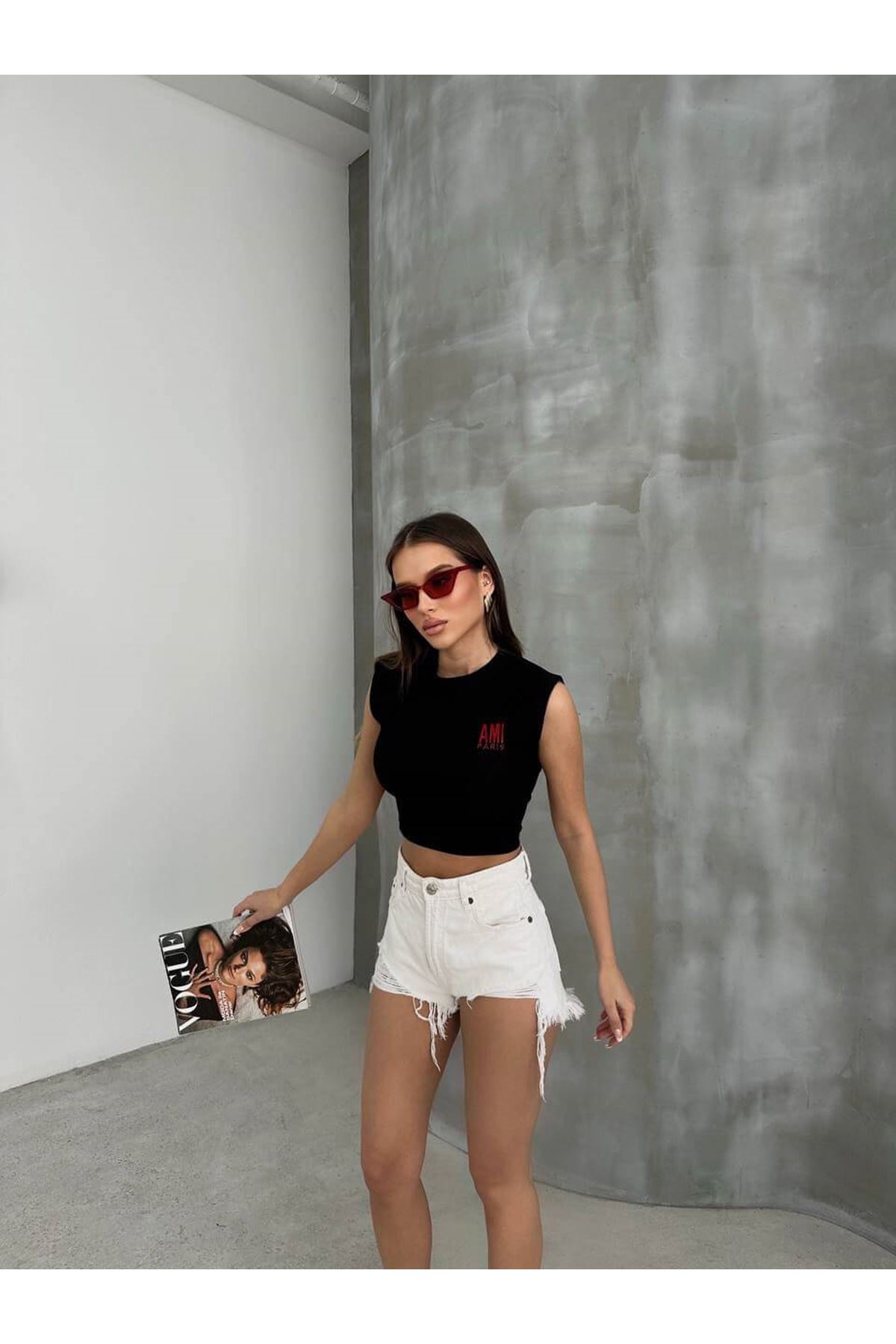 Siyah Nakış Detay Kolsuz Crop