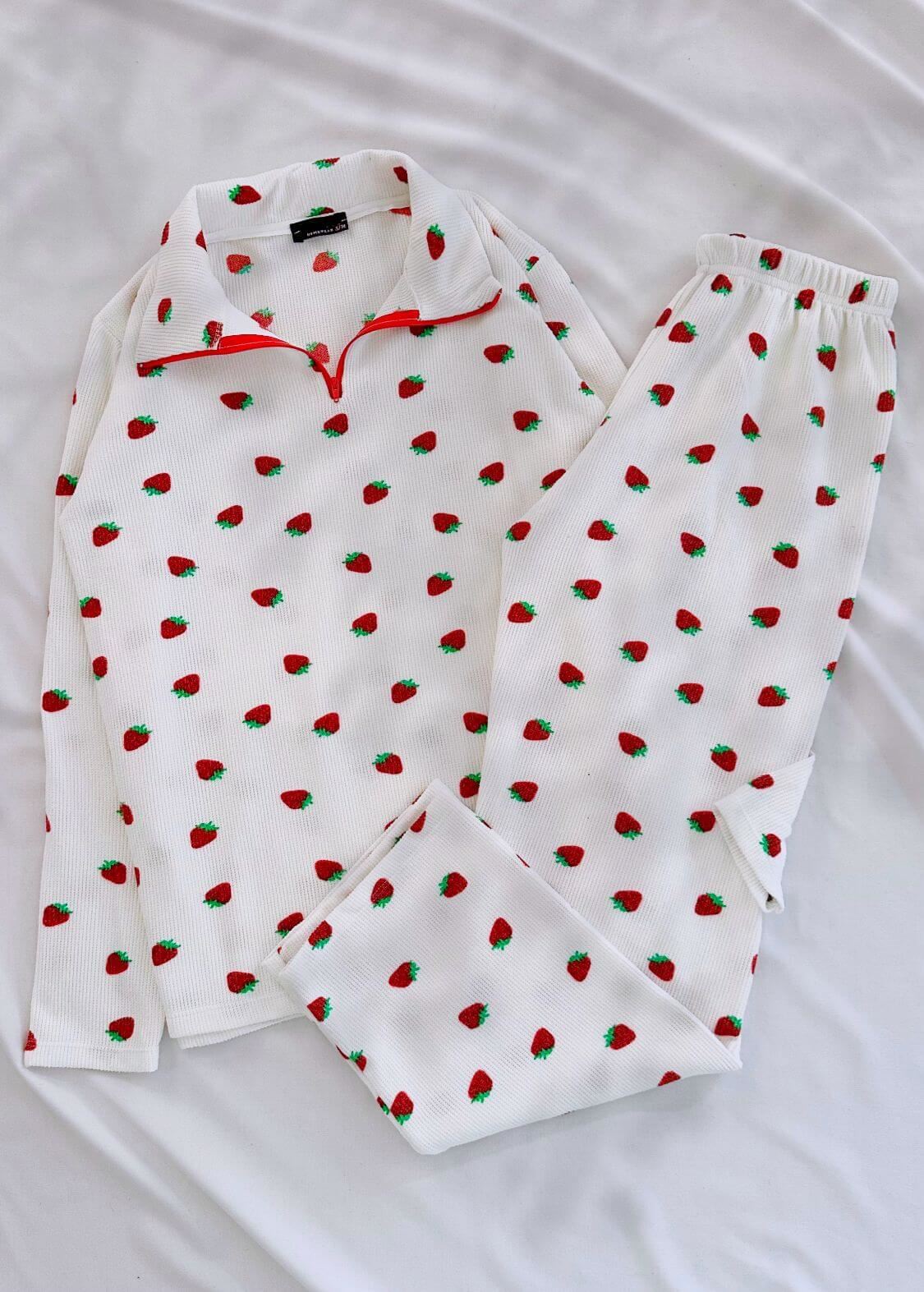 Beyaz Çilek Desen Waffle Kumaş Pijama Takımı