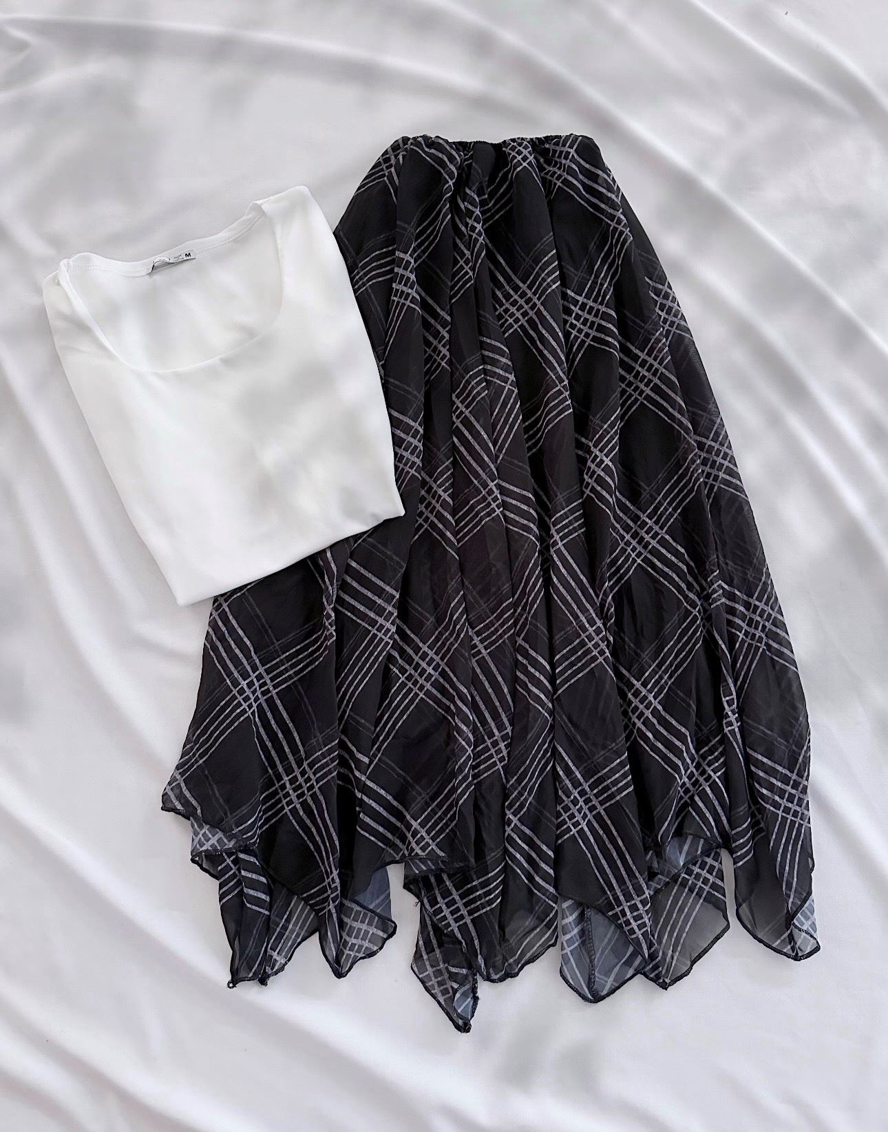 Siyah Desenli Şifon Asimetrik Etek