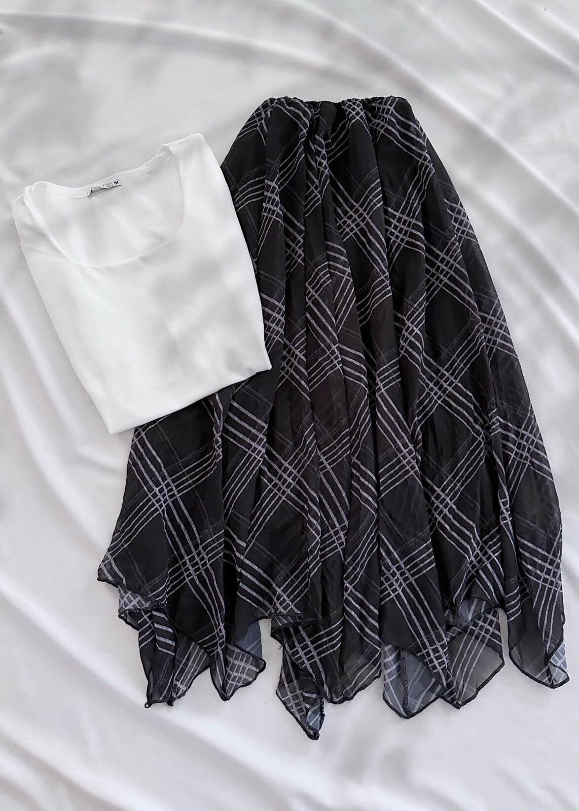 Siyah Desenli Şifon Asimetrik Etek