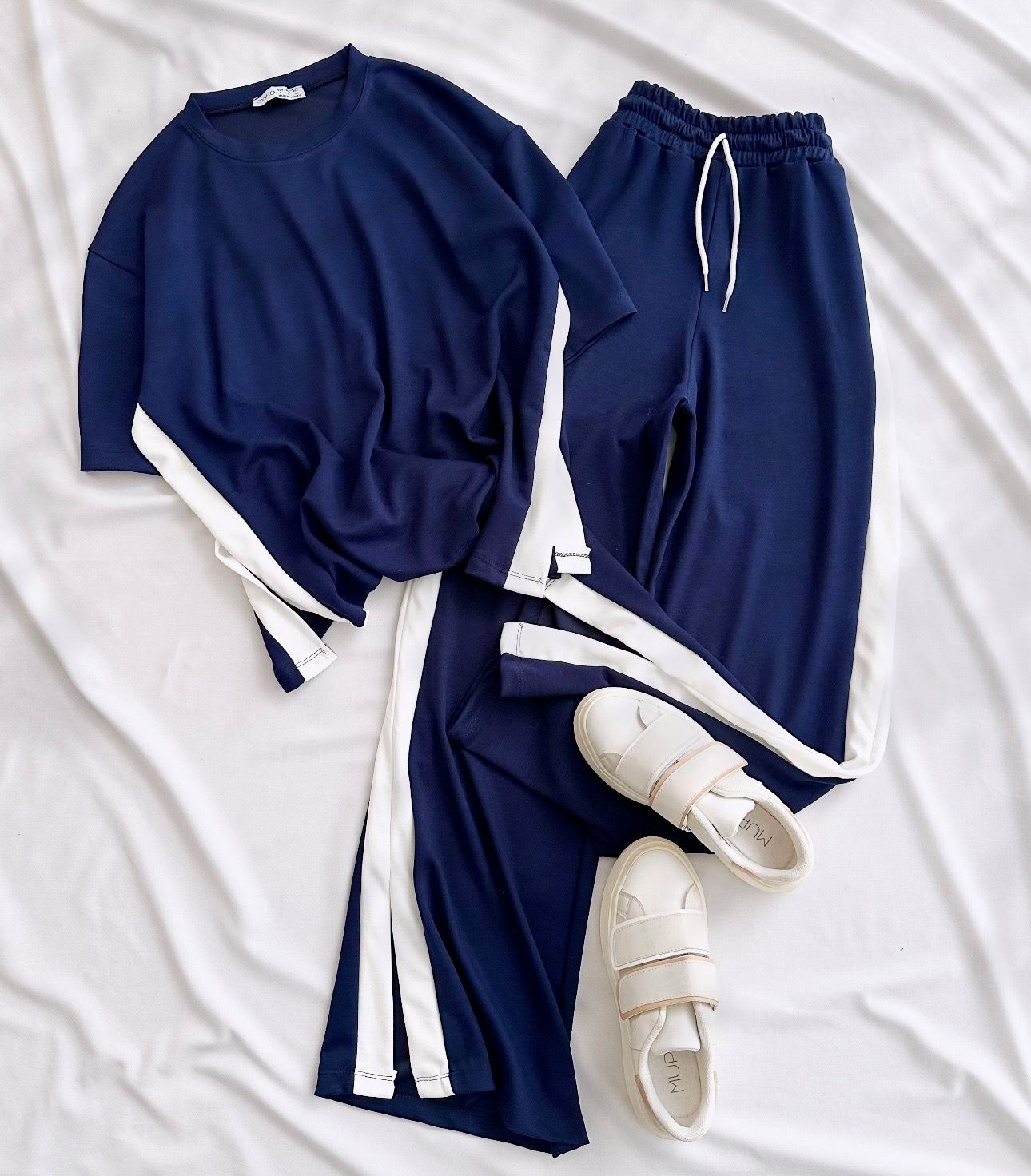 Lacivert Şerit Modal Yırtmaç Detay Takım