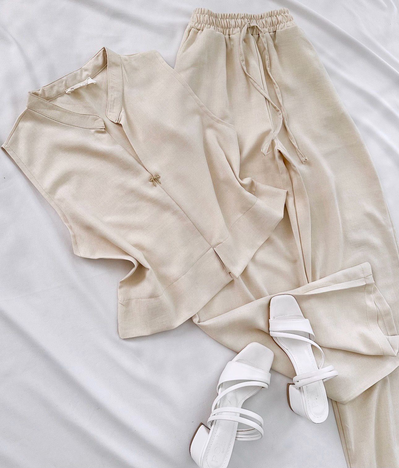 Bej Broş Detay Keten Takım