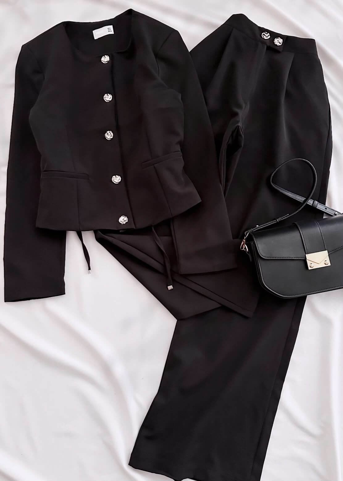 Siyah Desenli Düğme Sırt Bağlamalı Takım