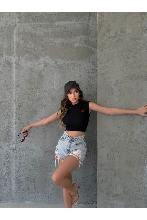 Siyah Kalp Nakış Detay Kolsuz Crop