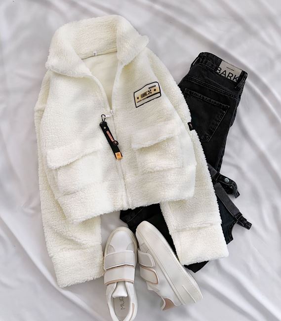 Beyaz Arma Detay Peluş Ceket